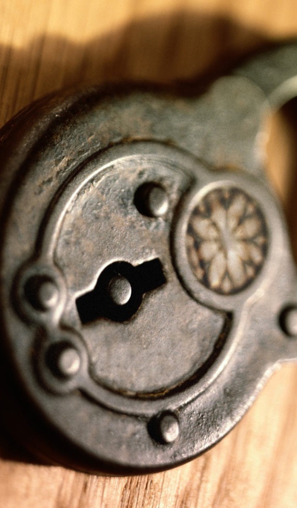 Старинный клепаный замок
