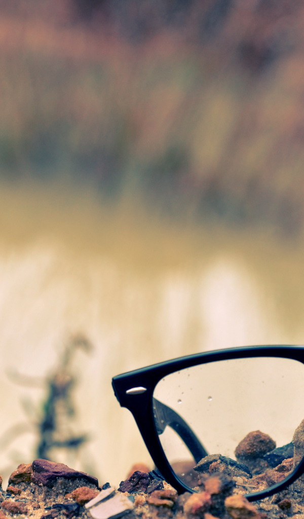 Очки лежат на камне