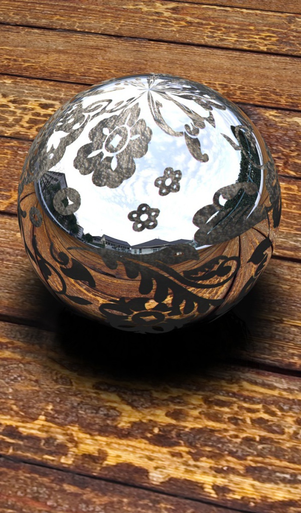 Блестящий шар на деревянном полу