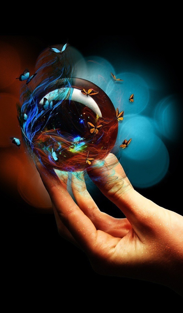 Шарик с бабочками на руке