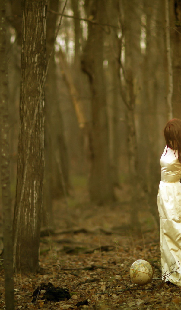 Девушка в лесу с глобусом