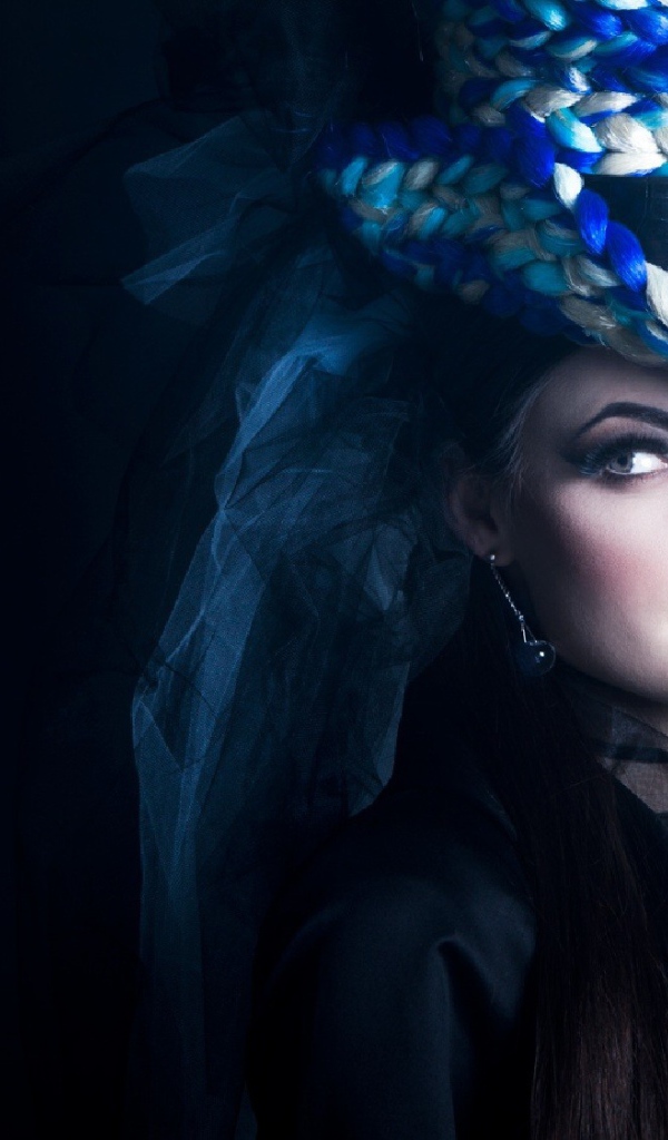 Девушка в синей шляпе