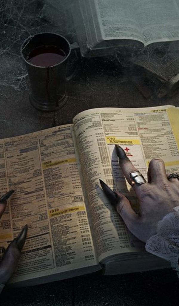 Руки с длинными ногтями