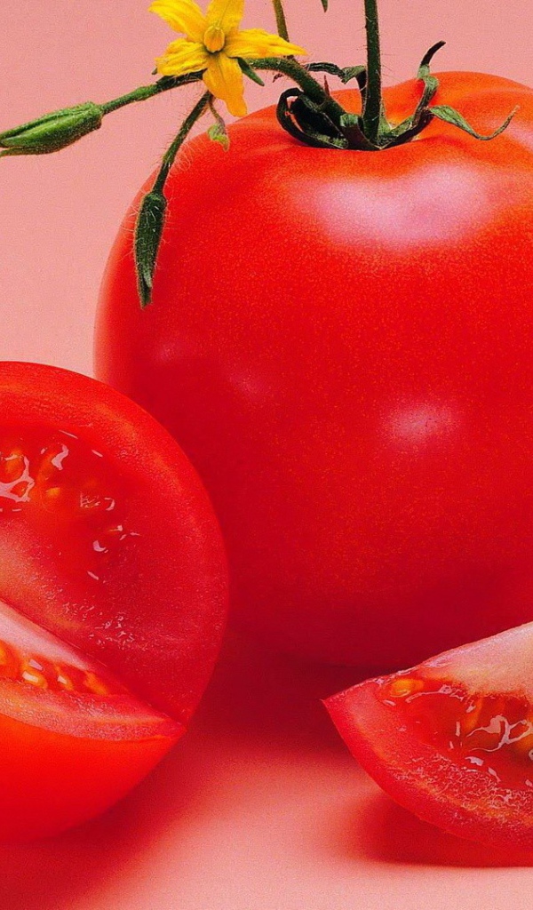 Красный спелый помидор