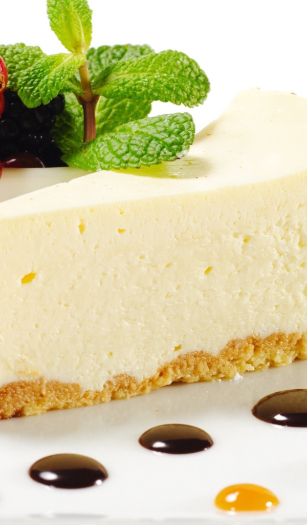 Пирожное с ягодами и шоколадом