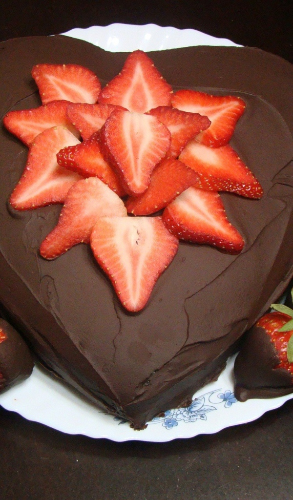 Торт в шоколаде с клубникой