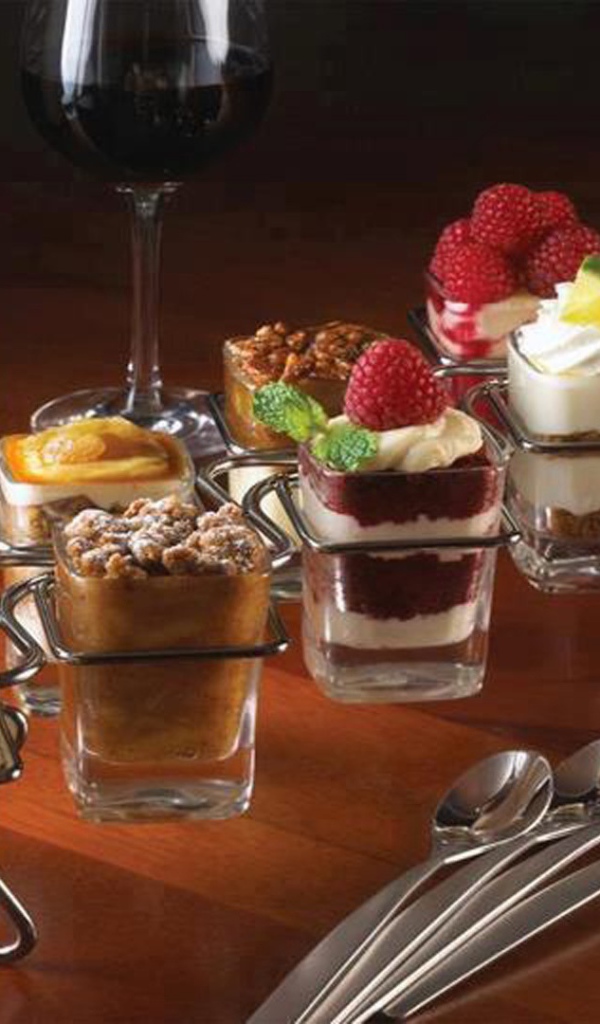 Десерт с красным вином