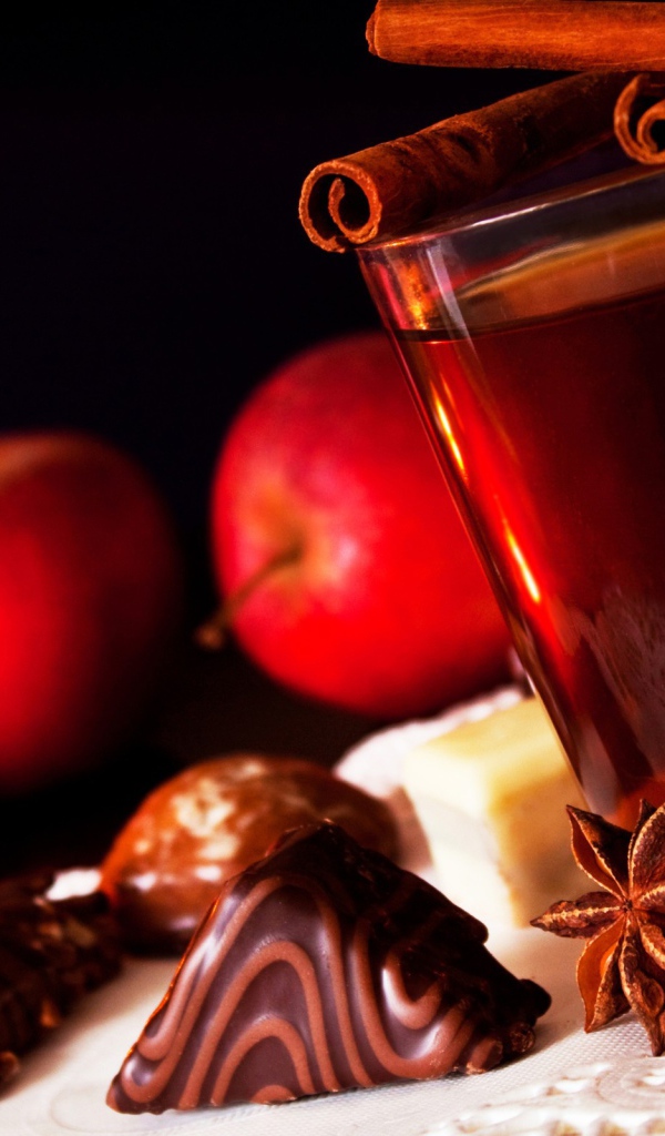 Чай с корицей и сладостями