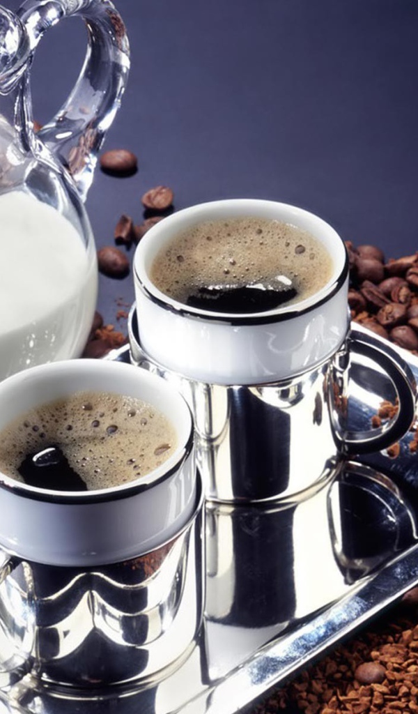 Черный кофе и молоко