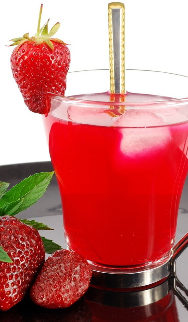 Клубничный коктейль в стакане