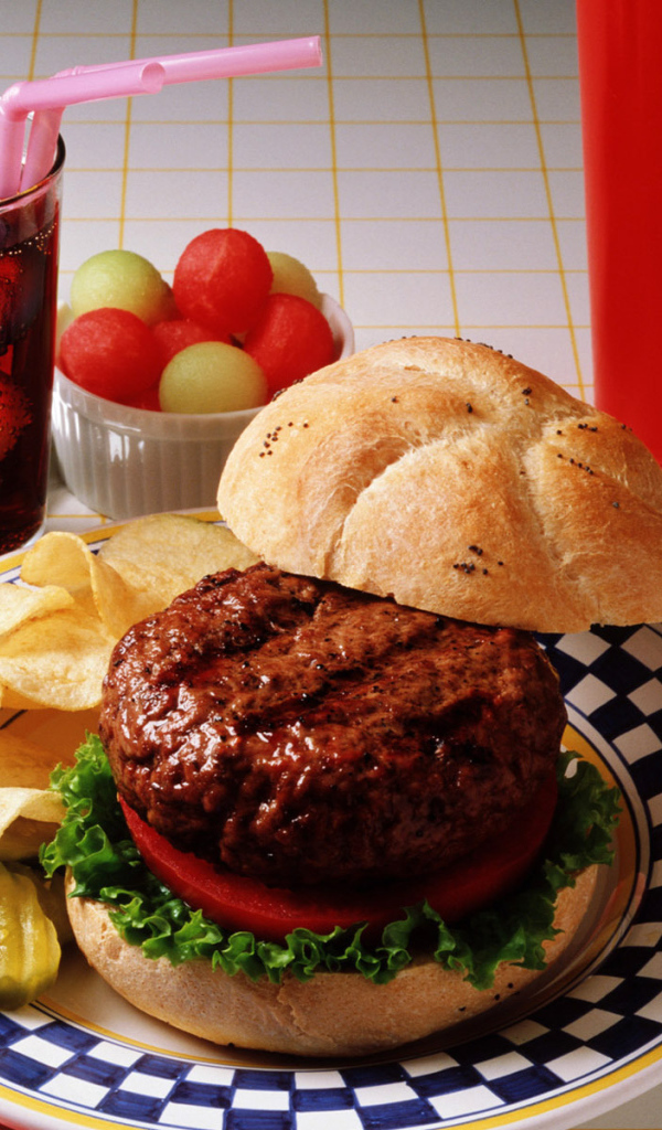 Гамбургер с чипсами