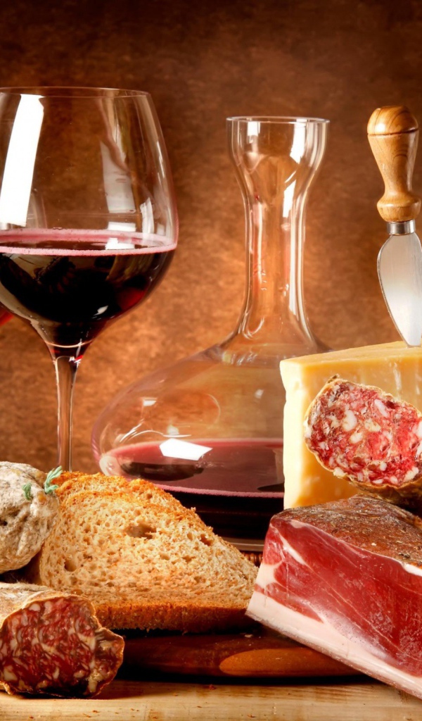 Мясные деликатесы и вино