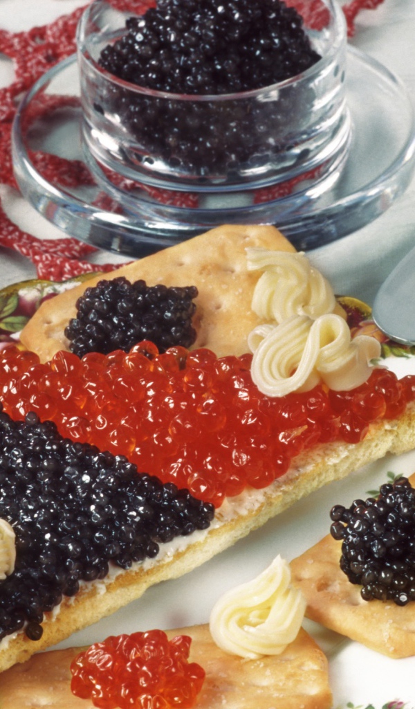 Бутерброд с черной и красной икрой икрой