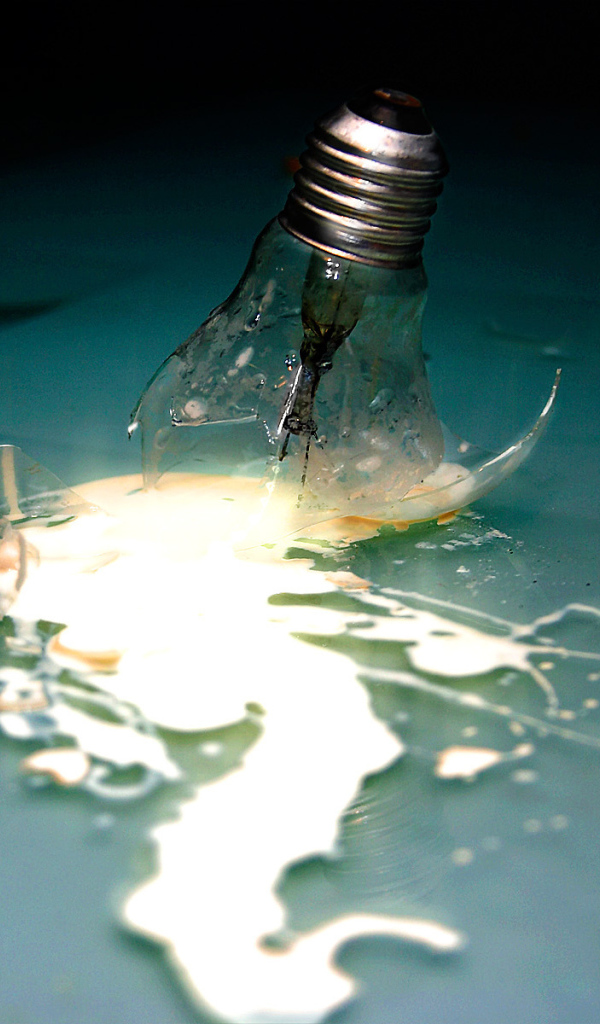 Из разбитой лампы вытекает свет