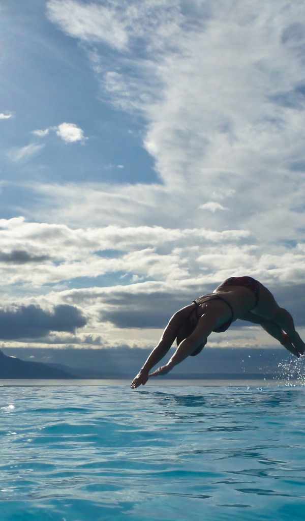 Девушка ныряет в воду