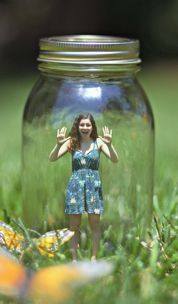 Девочка в банке