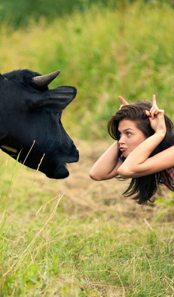 Девушка с коровой