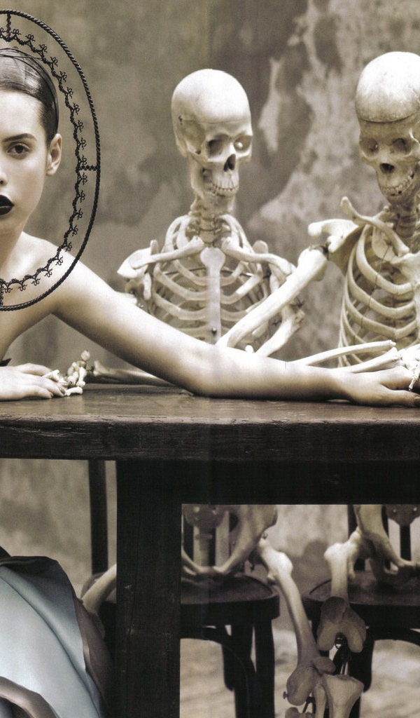 Девушка со скелетами за столом