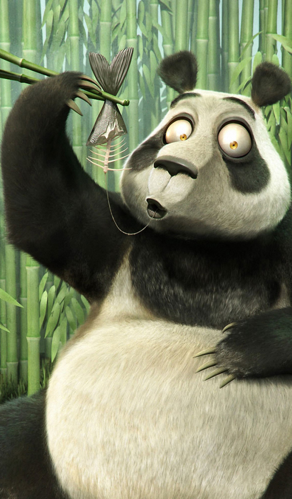 Панда палочками ест рыбу