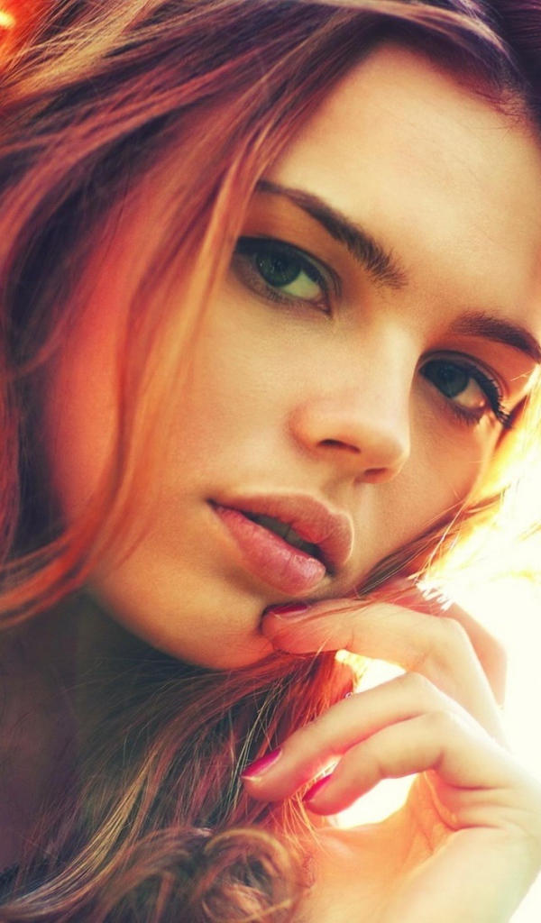 Красивая рыжая девушка