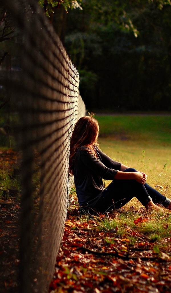 Девушка на осенней поляне