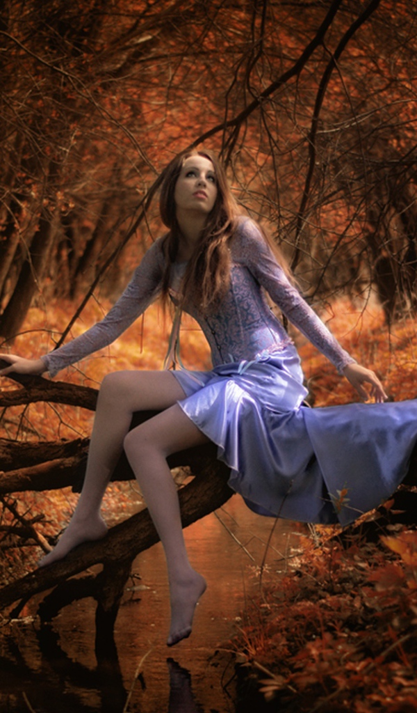 Девушка в осеннем лесу
