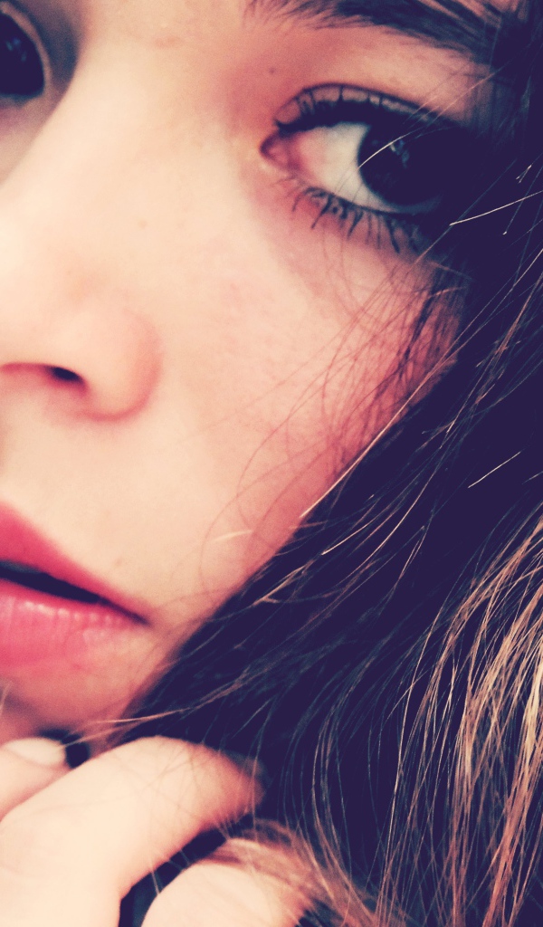 Взгляд брюнетки