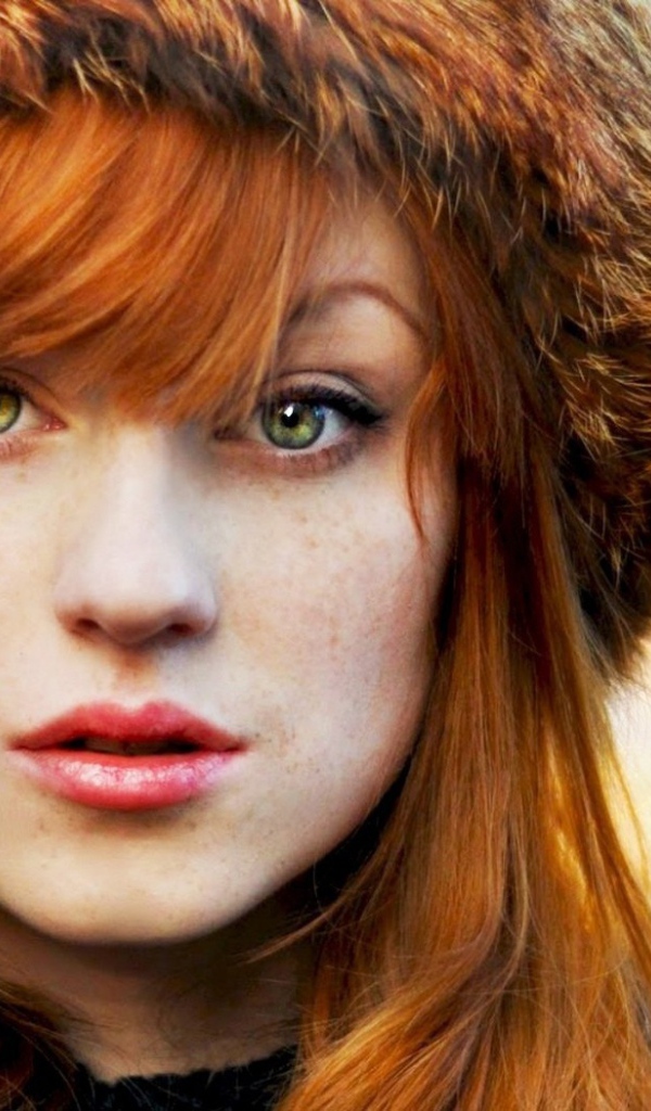 Рыжая в шапке