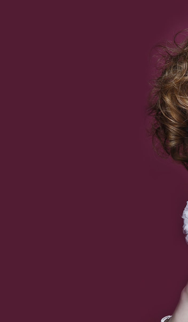 Девушка с птицей