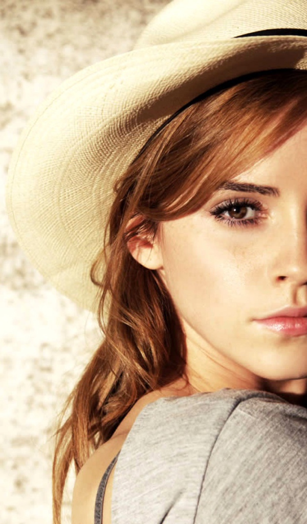 Актриса Эмма Ватсон в белой шляпе