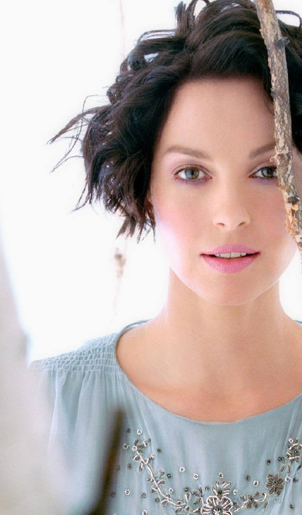 Эшли Джуд у березы