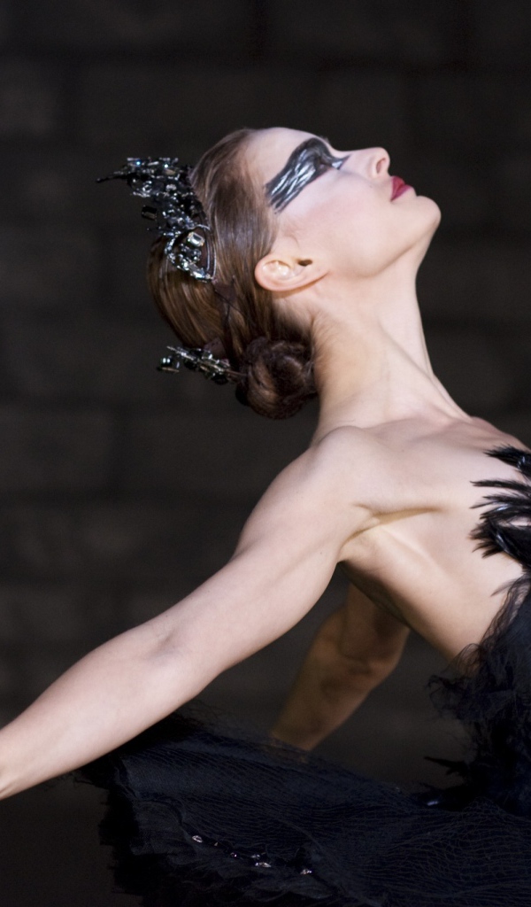 Балерина в образе черного лебедя