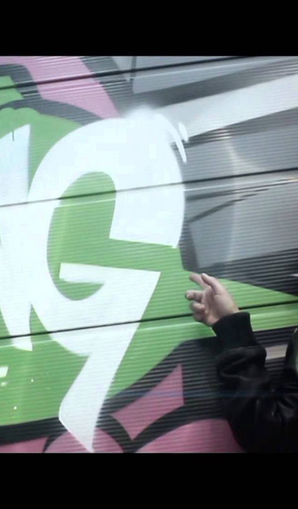 Bantik Boy на фоне граффити