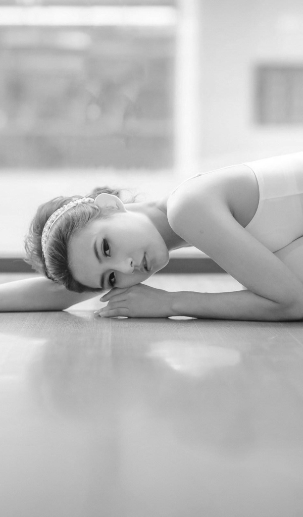Красивая девочка балерина в белом