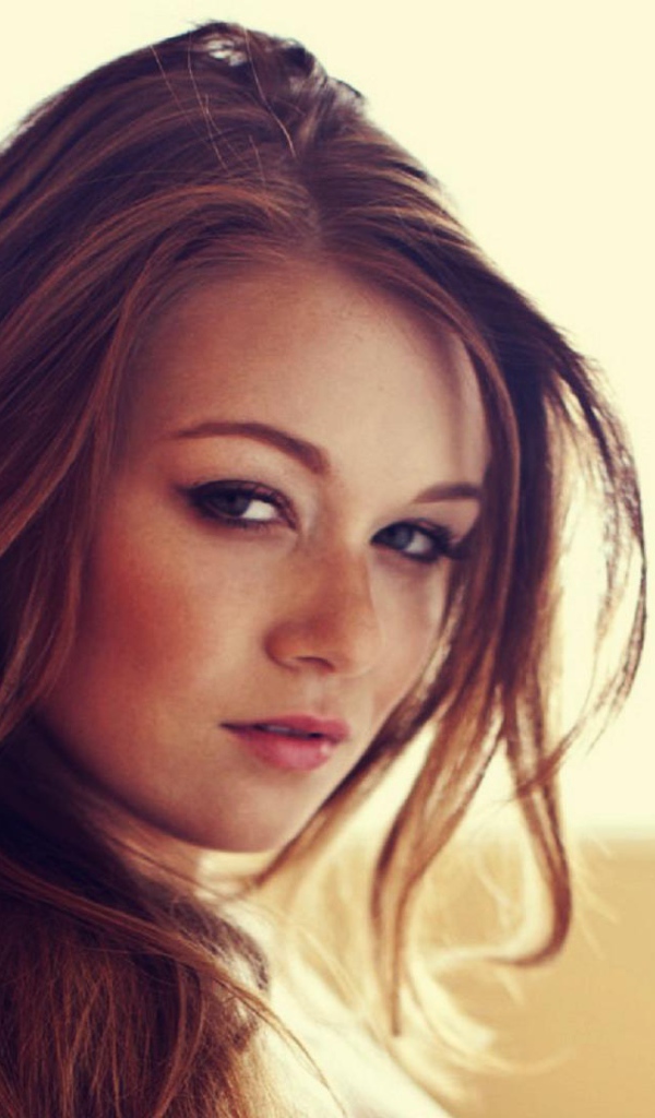 Красивая девушка на диване