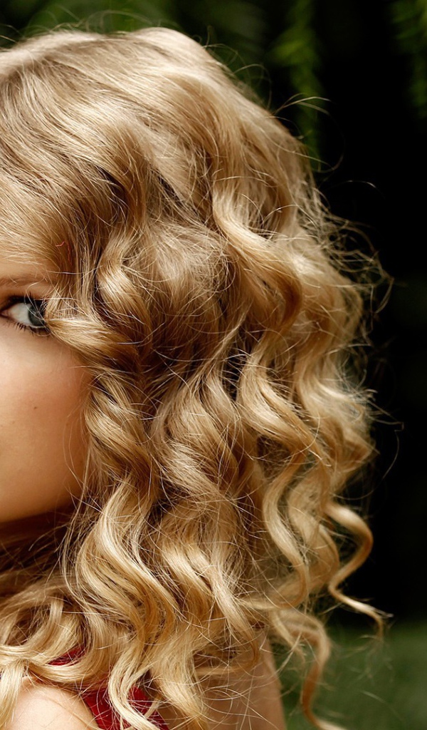 Блондинка Тейлор Свифт