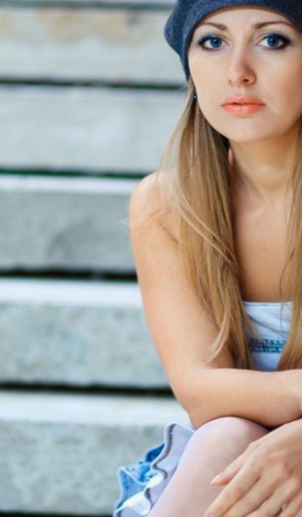 Блондинка в синем берете