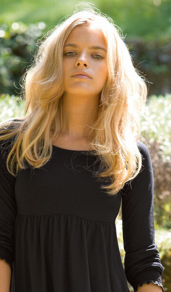 Блондинка в черном платье