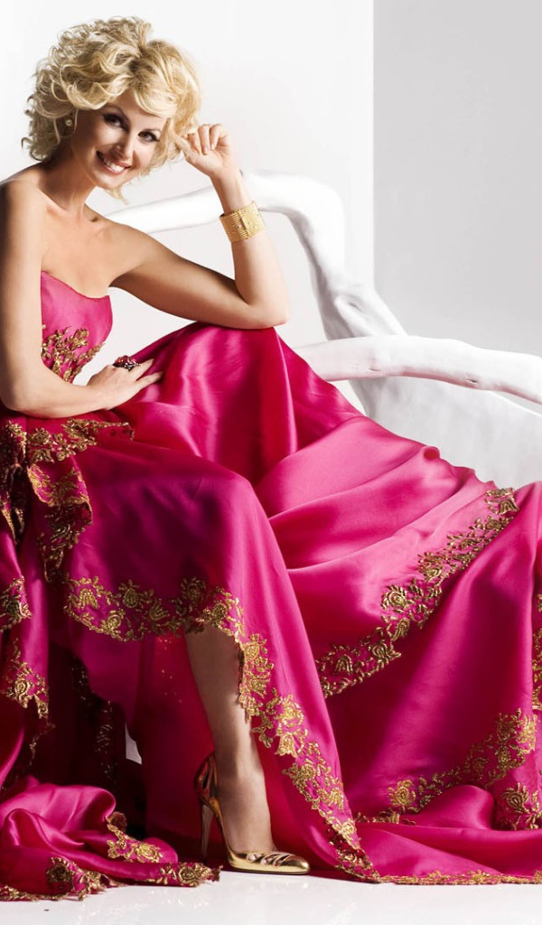 Блондинка в розовом