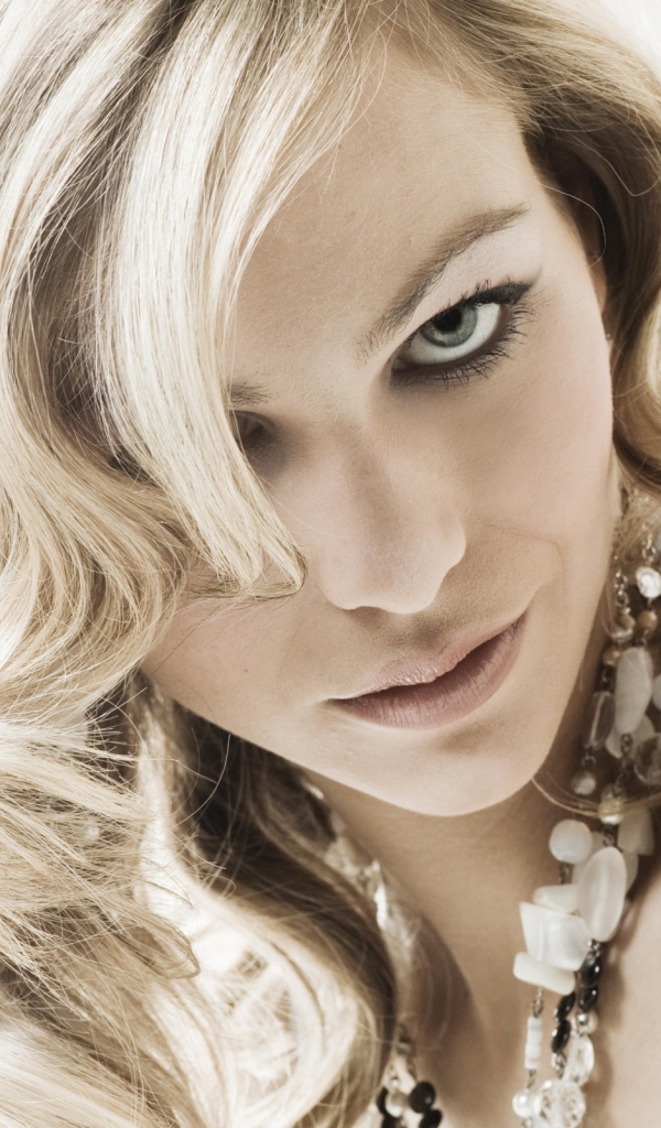 Блондинка с бусами