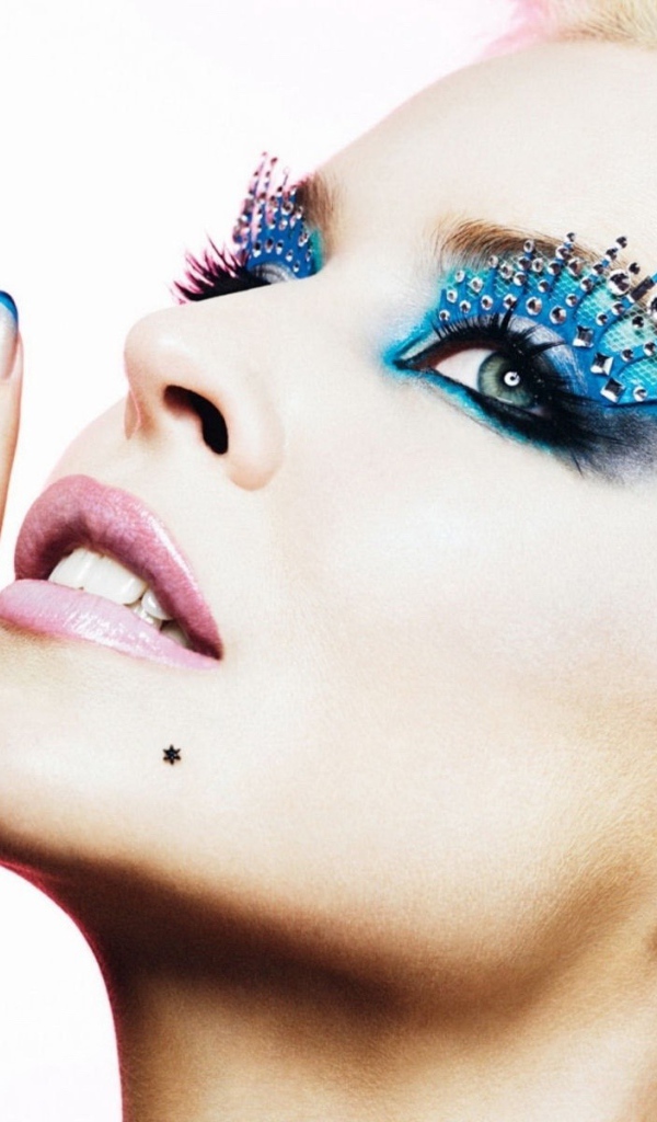 Блондинка с голубым макияжем