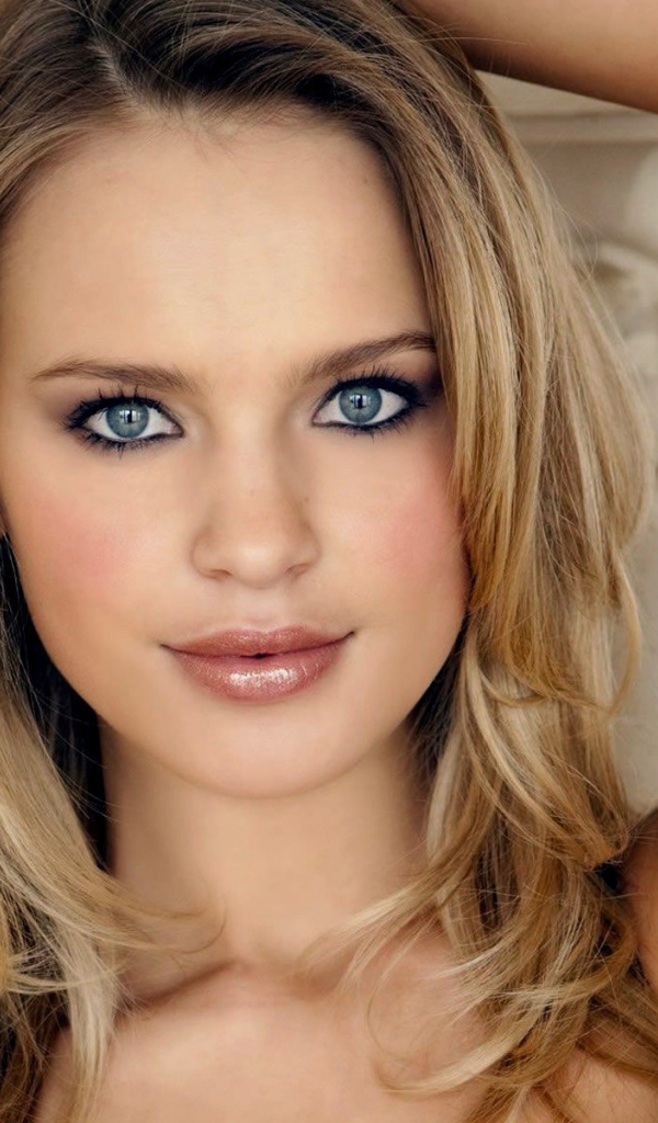 Блондинка с серыми глазами