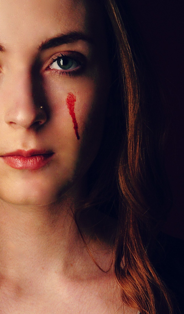 Кровавые слезы на лице
