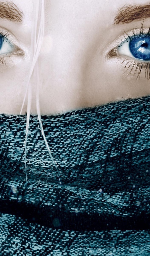 Голубые глаза и серый шарф