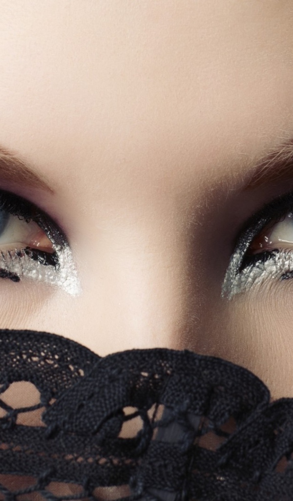 Голубые глаза в красивом макияже