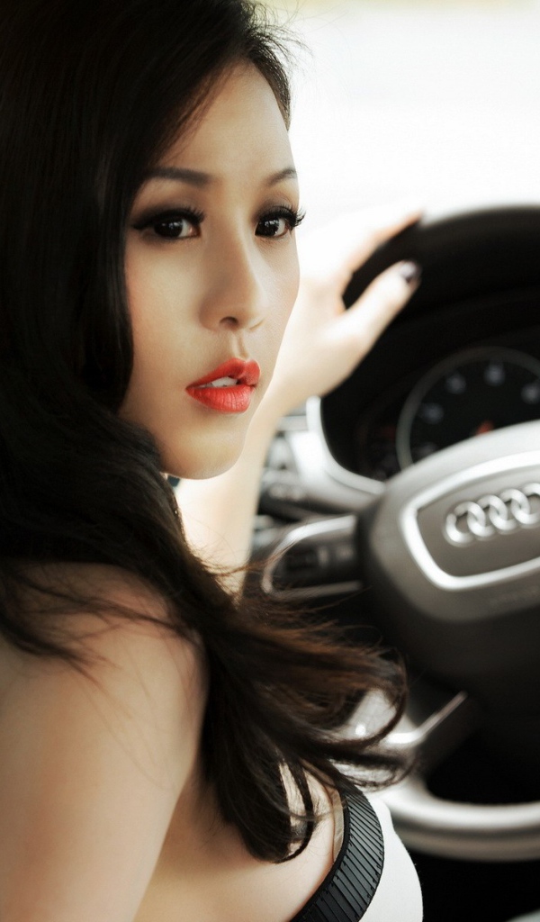 Брюнетка в Ауди