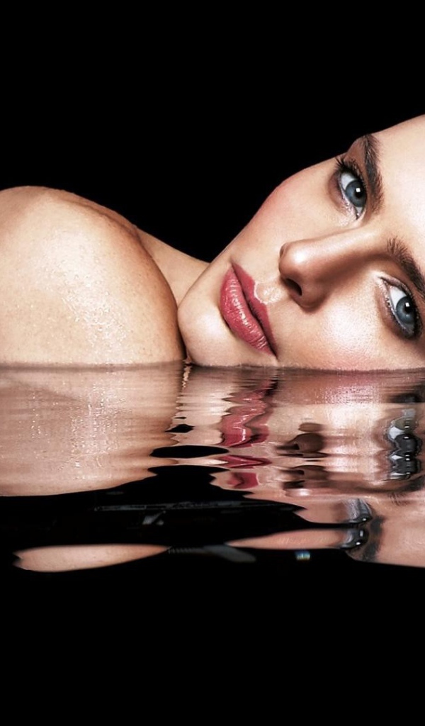 Брюнетка в воде