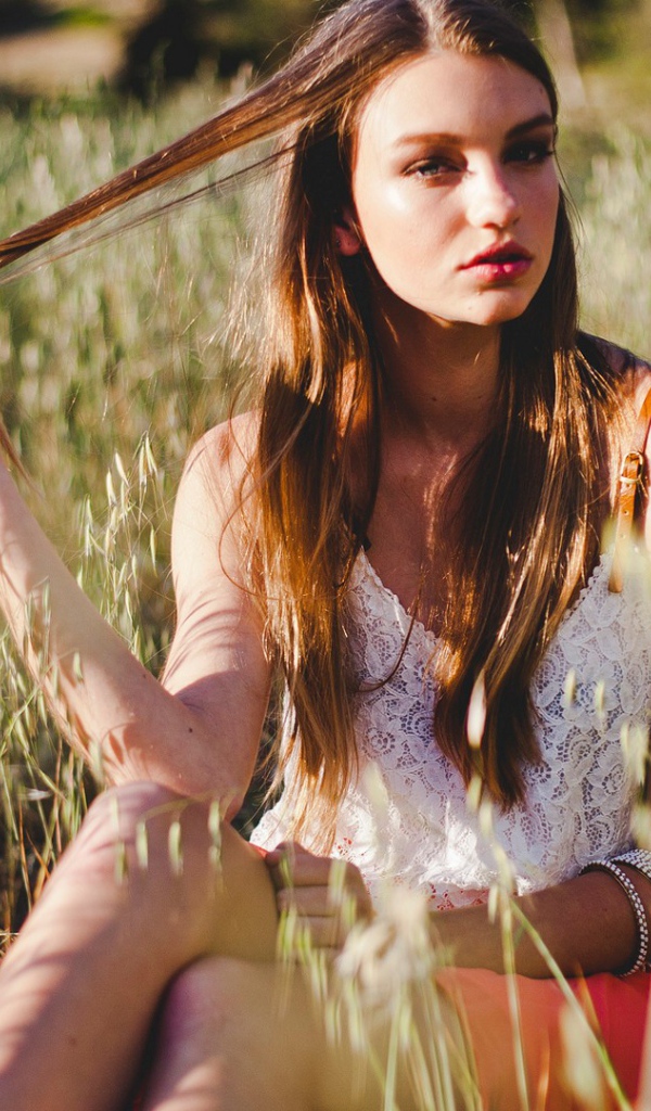 Брюнетка на поле