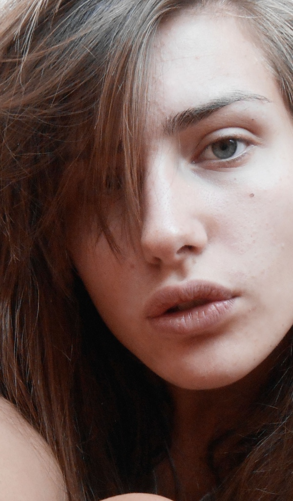 Девушка с грустными глазами