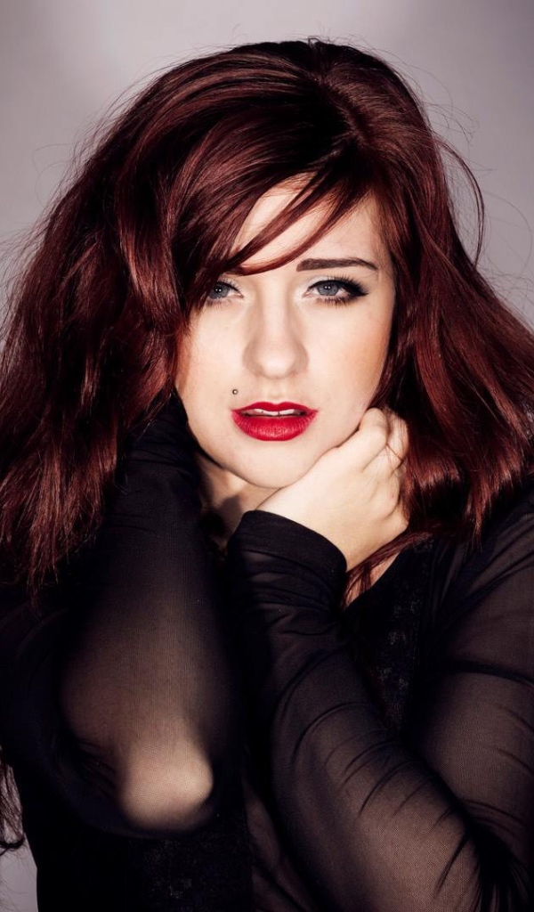 Брюнетка с красными губами